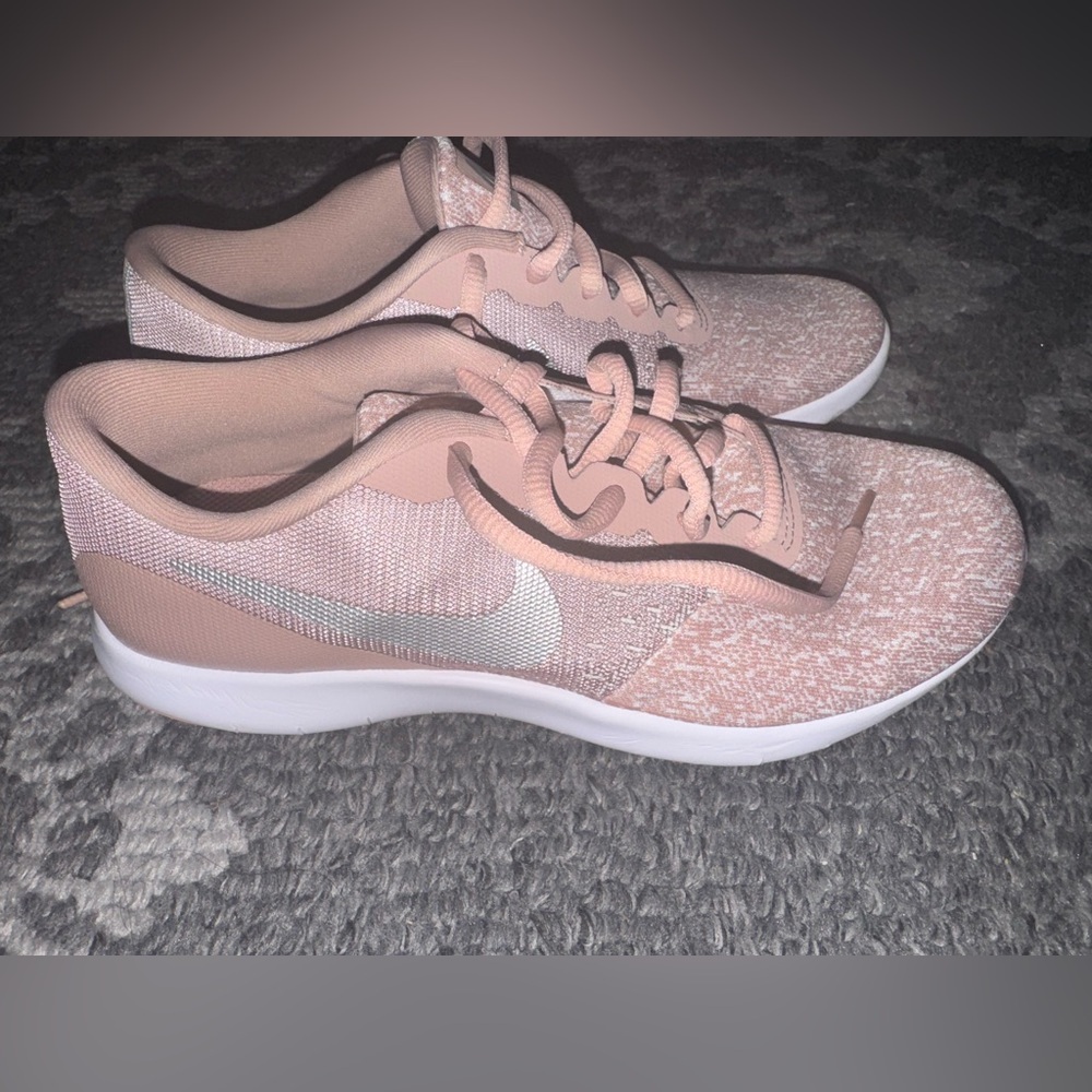 Brand New Nike Flex Contact Shoes Size 7 1/2.